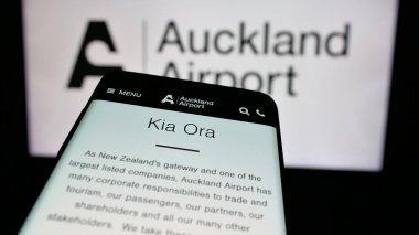 Stuttgart, Almanya - 10-16-2024: Auckland International Airport Limited şirketinin web sitesi logo önünde ekranda. Telefon ekranının sol üst kısmına odaklan.