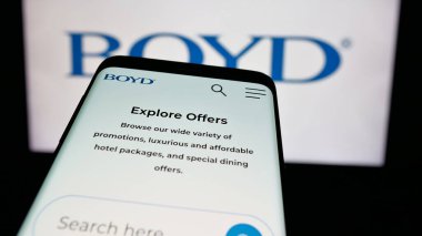 Stuttgart, Almanya - 10-17-2024: ABD 'li konukseverlik şirketi Boyd Gaming Corporation' ın web sitesi ile birlikte ticari logo önünde ekranda. Telefon ekranının sol üst kısmına odaklan.