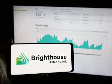Stuttgart, Almanya - 10-17-2024: ABD 'li sigorta şirketi Brighthouse Financial Inc.' in logosunun bulunduğu cep telefonu web sayfasının önünde ekranda. Telefon ekranına odaklan.