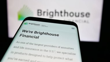 Stuttgart, Almanya - 10-17-2024: ABD 'li sigorta şirketi Brighthouse Financial Inc.' in web sitesi bulunan cep telefonu logonun önünde ekranda. Telefon ekranının sol üst kısmına odaklan.