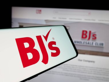 Stuttgart, Almanya - 10-17-2024: Web sitesinin önünde ekranda BJ 'in Toptan Kulüp Holding Şirketi logosu olan cep telefonu. Telefon ekranının merkezine odaklan.