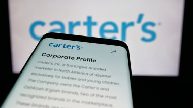 Stuttgart, Almanya - 10-18-2024: ABD 'li çocuk giyim şirketi Carter' s Inc. 'in web sitesinin bulunduğu cep telefonu iş logosu önünde ekranda. Telefon ekranının sol üst kısmına odaklan.
