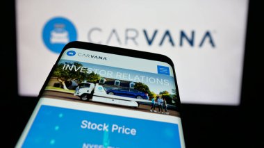 Stuttgart, Almanya - 10-18-2024: ABD 'li kullanılmış otomobil perakende şirketi Carvana Co.' nun web sitesi olan cep telefonu iş logosu önünde ekranda. Telefon ekranının sol üst kısmına odaklan.