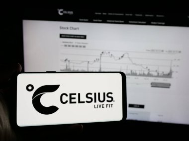 Stuttgart, Almanya - 10-18-2024: Amerikan içecek şirketi Celsius Holding Inc. 'nin logosunun bulunduğu cep telefonu web sayfası önünde ekranda. Telefon ekranına odaklan.