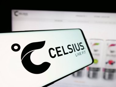 Stuttgart, Almanya - 10-18-2024: Amerikan içecek şirketi Celsius Holding Inc. 'nin logosuna sahip akıllı telefon iş dünyasının web sitesinin önünde ekranda. Telefon ekranının soluna odaklan.