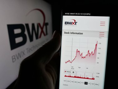 Stuttgart, Almanya - 10-18-2024: ABD 'li nükleer firma BWX Technologies Inc.' nin web sayfası olan cep telefonu logonun önünde ekranda. Telefon ekranının merkezine odaklan.