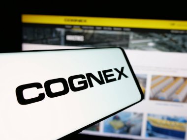 Stuttgart, Almanya - 10-18-2024: Web sitesinin önünde ekranda Amerikan makine vizyon şirketi Cognex Corporation 'ın logosuna sahip akıllı telefon. Telefon ekranının merkezine odaklan.