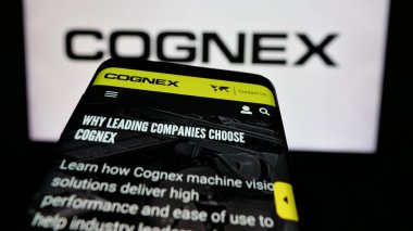 Stuttgart, Almanya - 10-18-2024: ABD 'li makine vizyon şirketi Cognex Corporation' ın web sitesi ile cep telefonu iş logosu önünde ekranda. Telefon ekranının sol üst kısmına odaklan.