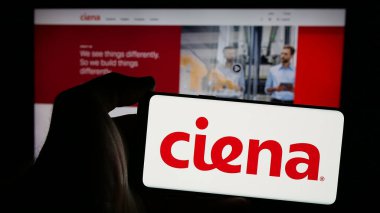 Stuttgart, Almanya - 10-18-2024: ABD ağ sistemi şirketi Ciena Corporation 'ın logosunun bulunduğu cep telefonu web sayfası önünde ekranda. Telefon ekranına odaklan.