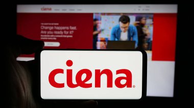 Stuttgart, Almanya - 10-18-2024: ABD ağ sistemi şirketi Ciena Corporation 'ın logosunun bulunduğu cep telefonu web sayfası önünde ekranda. Telefon ekranına odaklan.