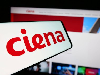 Stuttgart, Almanya - 10-18-2024: Sitenin önünde ekranda Ciena Corporation adlı ABD 'li ağ sistem şirketinin logosunun yer aldığı cep telefonu. Telefon ekranının merkez soluna odaklan.