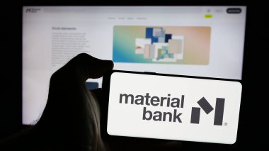 Stuttgart, Almanya - 10-18-2024: Üzerinde Amerikan örnek malzeme şirketi Material Bank 'ın logosu olan cep telefonu web sayfasının önünde. Telefon ekranına odaklan.