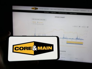 Stuttgart, Almanya - 10-18-2024: Amerikan dağıtım şirketi Core Main Inc. 'in logosunun bulunduğu cep telefonu web sayfasının önünde ekranda. Telefon ekranına odaklan.