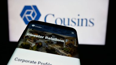 Stuttgart, Almanya - 10-18-2024: İş logosu önünde ABD 'li emlak şirketi Properties Inc.' in web sitesine sahip akıllı telefon. Telefon ekranının sol üst kısmına odaklan.