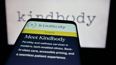 Stuttgart, Almanya - 10-21-2024: İş logosu önünde ABD 'li sağlık şirketi KBI Services Inc.' in web sitesine sahip akıllı telefon. (Kindbody) Telefon ekranının sol üst kısmına odaklan.