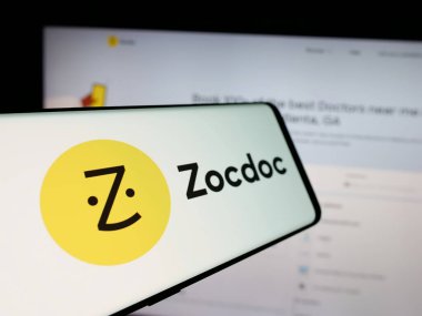 Stuttgart, Almanya - 10-21-2024: Amerikan teletıp şirketi Zocdoc Inc. 'in logosuna sahip akıllı telefon iş dünyasının web sitesinin önünde ekranda. Telefon ekranının merkez soluna odaklan.