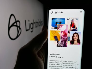 Stuttgart, Almanya - 10-21-2024: İsrailli mobil uygulama şirketi Lightricks Ltd. 'nin web sayfası ile akıllı telefon sahibi kişi logonun önünde ekranda. Telefon ekranının merkezine odaklan.