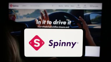 Stuttgart, Almanya - 10-22-2024: Valuedrive Technologies 'in logosuna sahip kişi Ltd. (Spinny) iş sayfasının önünde ekranda. Telefon ekranına odaklan.