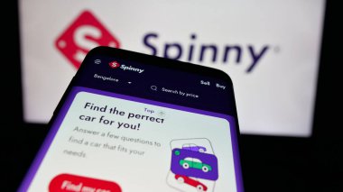 Stuttgart, Almanya - 10-22-2024: Valuedrive Technologies 'in web sitesine sahip akıllı telefon Ltd. (Spinny) iş logosu önünde ekranda. Telefon ekranının sol üst kısmına odaklan.