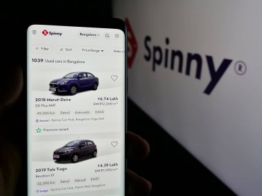 Stuttgart, Almanya - 10-22-2024: Valuedrive Technologies 'in internet sayfası ile cep telefonu tutan kişi Ltd. Ekranda logo var. Telefon ekranının merkezine odaklan.