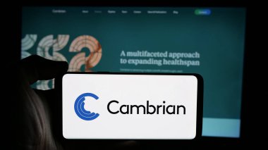 Stuttgart, Almanya - 10-22-2024: ABD 'li biyoteknoloji şirketi Cambrian BioPharma Inc.' in logosunun bulunduğu cep telefonu iş sayfasının önünde ekranda. Telefon ekranına odaklan.