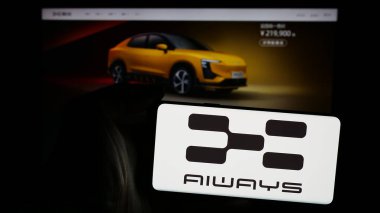 Stuttgart, Almanya - 10-22-2024: Çinli Aiways Automobile Co. Ltd. şirketinin logosu olan cep telefonu sahibi kişi web sayfasının önünde ekranda. Telefon ekranına odaklan.
