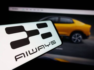 Stuttgart, Almanya - 10-22-2024: Çinli şirket Aiways Automobile Co. Ltd. nin logosu olan cep telefonu iş sitesinin önünde ekranda. Telefon ekranının merkez soluna odaklan.