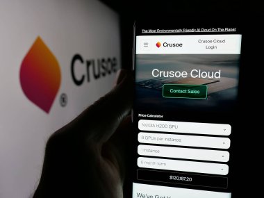 Stuttgart, Almanya - 10-22-2024: ABD 'li Crusoe Energy Systems LLLC web sitesi ile akıllı telefon sahibi kişi logonun önünde ekranda. Telefon ekranının merkezine odaklan.