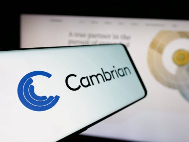 Stuttgart, Almanya - 10-22-2024: Sitenin önünde ekranda Amerikan biyoteknoloji şirketi Cambrian BioPharma Inc. 'in logosu olan cep telefonu. Telefon ekranının soluna odaklan.