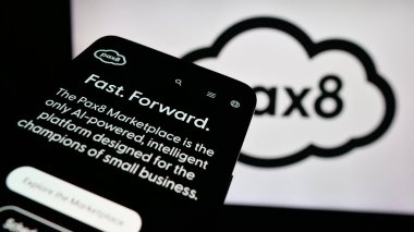 Stuttgart, Almanya - 10-22-2024: İş logosu önünde ekranda ABD 'li bulut pazar şirketi Pax8 Inc.' in web sitesi bulunan akıllı telefon. Telefon ekranının sol üst kısmına odaklan.