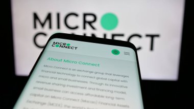 Stuttgart, Almanya - 10-22-2024: Fintech Micro Connect (H.K.) web siteli cep telefonu Yatırımlar logonun önündeki ekranda sınırlı. Telefon ekranının sol üst kısmına odaklan.