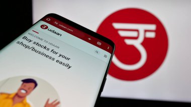 Stuttgart, Almanya - 10-22-2024: Hiveloop Technology Pvt. şirketinin web sitesiyle cep telefonu Ltd. (Udaan) Logonun önünde ekranda. Telefon ekranının sol üst kısmına odaklan.