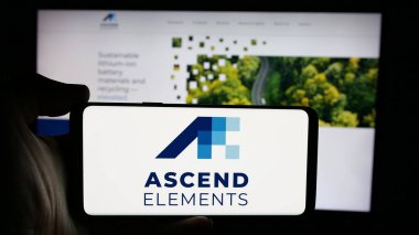 Stuttgart, Almanya - 10-23-2024: Cep telefonunda pil malzemeleri şirketi Ascend Elements Inc. 'in logosu olan kişi web sayfasının önünde ekranda. Telefon ekranına odaklan.