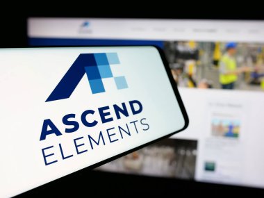 Stuttgart, Almanya - 10-23-2024: Ascend Elements Inc. adlı pil şirketi logosu olan cep telefonu web sitesinin önünde ekranda. Telefon ekranının merkez soluna odaklan.