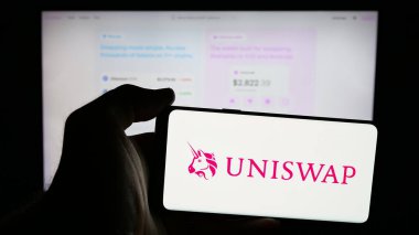 Stuttgart, Almanya - 10-23-2024: Şifreleme döviz şirketi Uniswap Labs 'in logosuna sahip cep telefonu web sayfası önünde ekranda. Telefon ekranına odaklan.