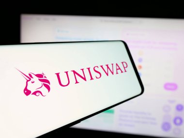 Stuttgart, Almanya - 10-23-2024: Sitenin önünde ekranda şifreli döviz şirketi Uniswap Labs logosu bulunan cep telefonu. Telefon ekranının merkez soluna odaklan.