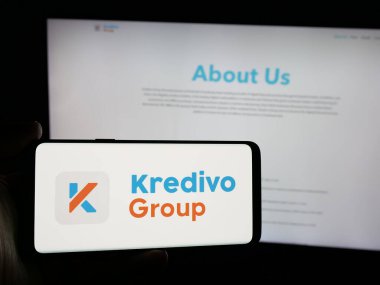Stuttgart, Almanya - 10-23-2024: Endonezyalı fintech şirketi Kredivo Group 'un logosunu elinde tutan kişi web sitesinin önünde ekranda. Telefon ekranına odaklan.