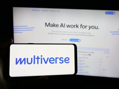 Stuttgart, Almanya - 10-23-2024: İngiliz Multiverse Group Ltd. şirketinin logosuna sahip akıllı telefon sahibi kişi web sitesinin önünde ekranda. Telefon ekranına odaklan.
