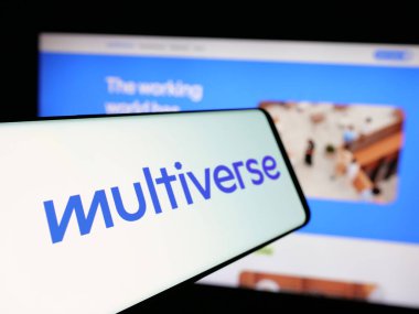 Stuttgart, Almanya - 10-23-2024: İngiliz Multiverse Group Ltd. şirketinin logosuna sahip akıllı telefon iş sitesinin önünde ekranda. Telefon ekranının soluna odaklan.