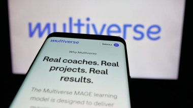 Stuttgart, Almanya - 10-23-2024: İngiliz Multiverse Group Ltd. şirketinin web sitesi ile cep telefonu iş logosu önünde ekranda. Telefon ekranının sol üst kısmına odaklan.
