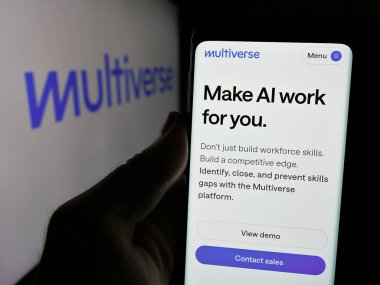 Stuttgart, Almanya - 10-23-2024: İngiliz şirketi Multiverse Group Ltd. 'nin web sayfası olan cep telefonu logonun önünde ekranda. Telefon ekranının merkezine odaklan.