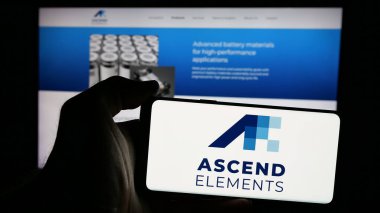 Stuttgart, Almanya - 10-23-2024: Cep telefonu elinde pil malzemeleri şirketi Ascend Elements Inc. 'in logosu olan kişi web sayfasının önünde ekranda. Telefon ekranına odaklan.