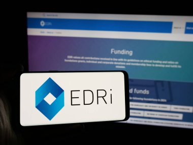 Stuttgart, Almanya - 10-24-2024: Web sitesi önünde Avrupa Dijital Hakları (EDRi) savunucu grubu logosu olan akıllı telefon sahibi kişi. Telefon ekranına odaklan.