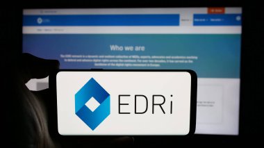Stuttgart, Almanya - 10-24-2024: Web sayfası önünde Avrupa Dijital Hakları (EDRi) savunucu grubu logosu olan cep telefonu sahibi kişi. Telefon ekranına odaklan.