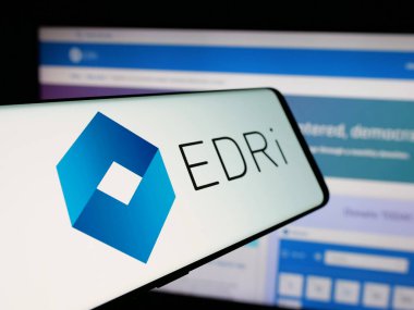 Stuttgart, Almanya - 10-24-2024: Web sitesi önünde ekranda Avrupa Dijital Hakları (EDRi) savunucu grubu logosu bulunan cep telefonu. Telefon ekranının merkez soluna odaklan.