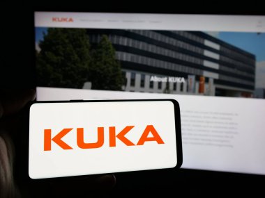 Stuttgart, Almanya - 10-24-2024: Alman endüstriyel otomasyon şirketi Kuka AG 'nin logosuna sahip kişi web sitesinin önünde ekranda. Telefon ekranına odaklan.