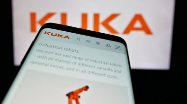 Stuttgart, Almanya - 10-24-2024: Alman endüstriyel otomasyon şirketi Kuka AG 'nin web sitesi ile cep telefonu iş logosu önünde ekranda. Telefon ekranının sol üst kısmına odaklan.