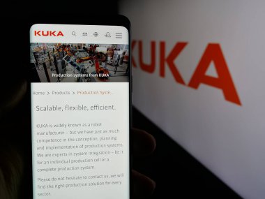 Stuttgart, Almanya - 10-24-2024: Alman endüstriyel otomasyon şirketi Kuka AG 'nin web sayfası ve logosu olan kişi. Telefon ekranının merkezine odaklan.