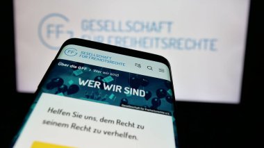 Stuttgart, Almanya - 10-24-2024: Gesellschaft kürk Freiheitsrechte web sitesi ile cep telefonu. Ekranda logonun önünde. Telefon ekranının sol üst kısmına odaklan.