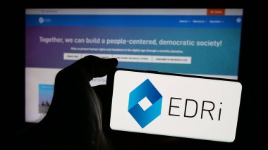 Stuttgart, Almanya - 10-24-2024: Savunma grubu Avrupa Dijital Hakları (EDRi) logosuna sahip cep telefonu web sayfası önünde ekranda. Telefon ekranına odaklan.